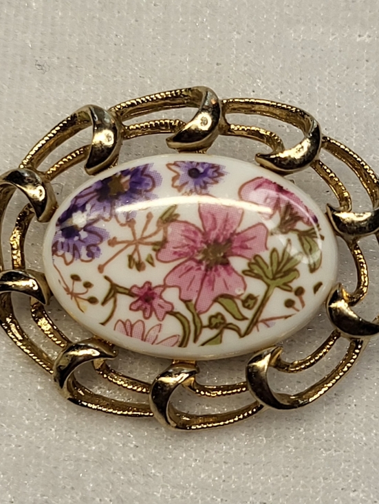 Sarah Coventry Jewelry - Vintage 60s Sarah Coventry Floral Brooch / Pin